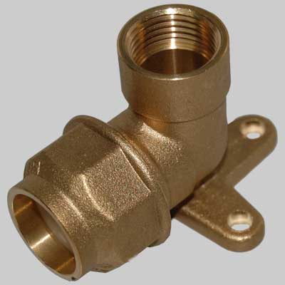 RACCORDO A GOMITO FEMMINA CON STAFFA ANELLO RESINA